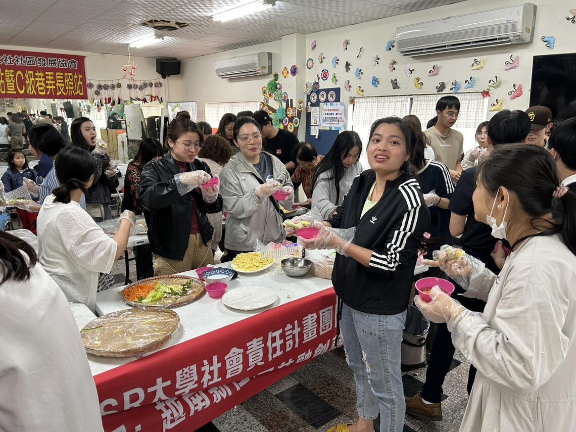 捲出美味與文化 高大東語系師生大社體驗臺、越春捲