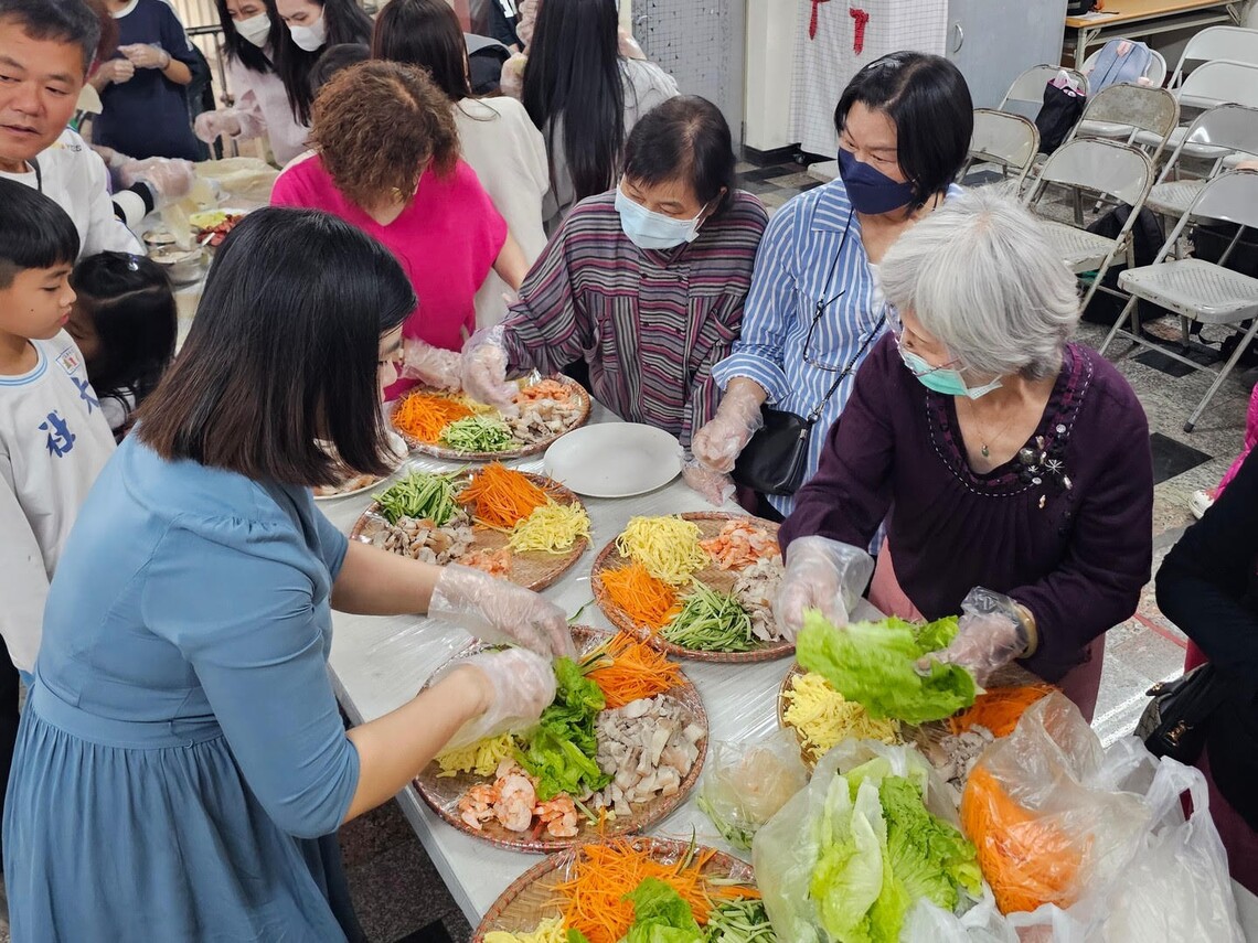 捲出美味與文化 高大東語系師生大社體驗臺、越春捲