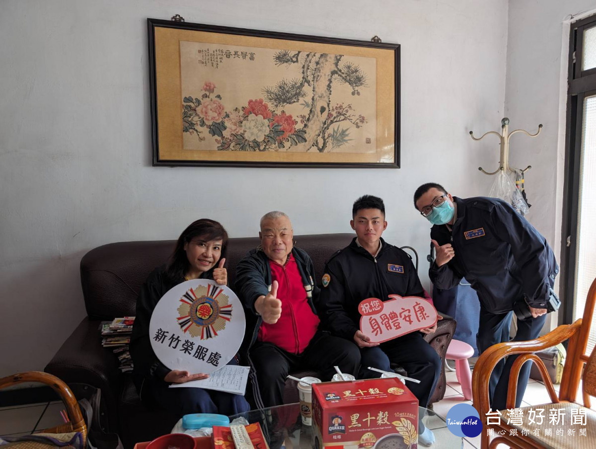 新竹榮服處田恬總幹事（左1）偕替代役男訪慰榮民金伯伯（左2），致贈慰問品。