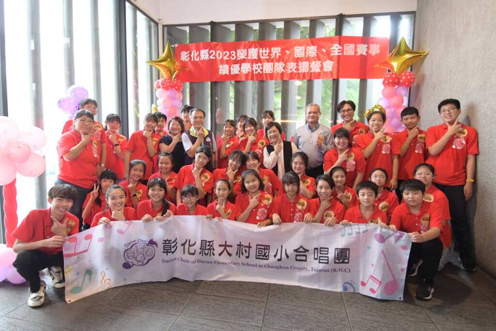 ▲彰化縣長王惠美恭賀大村國小合唱團，讚許小選手是彰化之光，也是台灣的驕傲！（資料照／彰化縣政府提供）