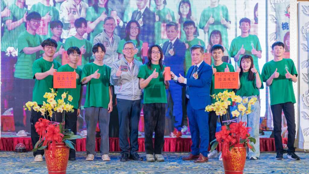 ▲桃園市副市長王明鉅頒發獎學金。（桃園市社會局提供）