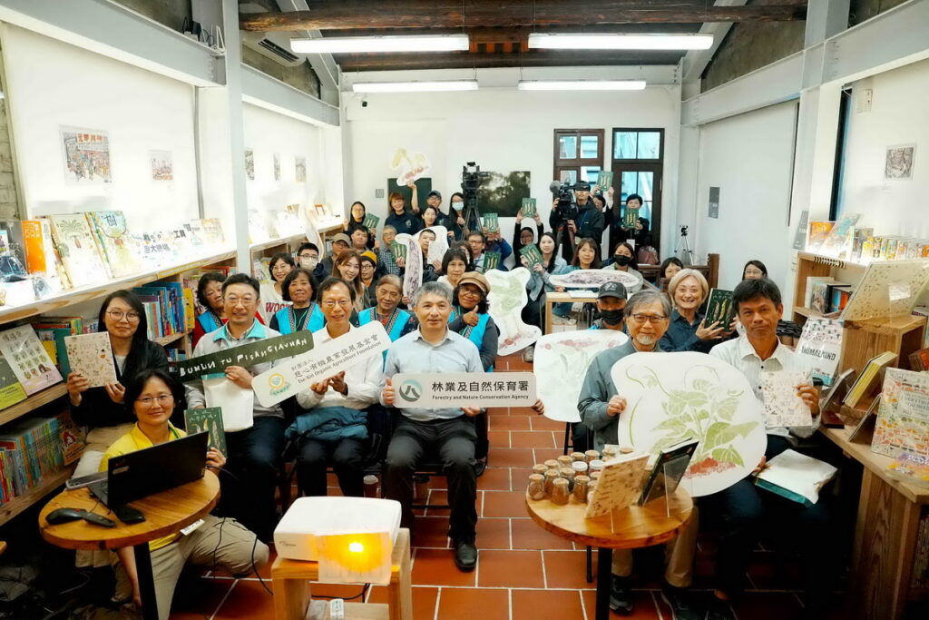林業及自然保育署花蓮分署長黃群策(前右三)、慈心基金會執行長蘇慕容(前右四)、南安部