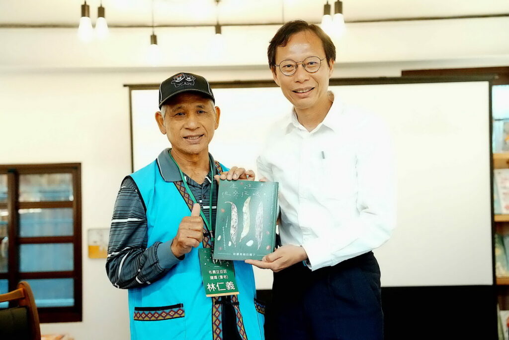慈心基金會執行長蘇慕容(右)致贈《走進彼桑拉返》系列新書予南安部落的耆老們,由布農