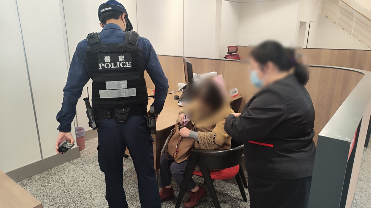 ▲圖說:在員警的強力勸說下,沈姓婦人悻悻然打消匯款念頭 (圖/台中市政府 提供)