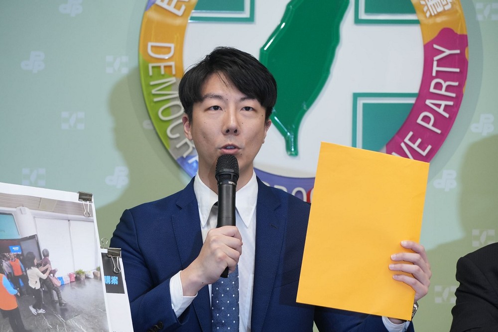 不滿黃國昌「人頭」說 吳崢砲轟:民眾黨才是國民黨最大人頭 208 不滿黃國昌「人頭」說 吳崢砲轟:民眾黨才是國民黨最大人頭 207