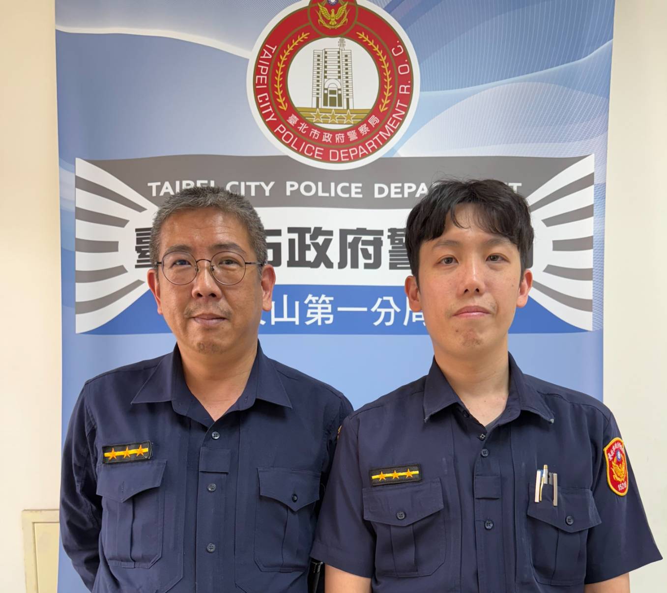 木新派出所警員謝政翰(圖左)、高瑞聲(圖右)呼籲民眾勿輕信網友要求匯款,無論任何理由,都應保持懷疑態度。(記者 黃荷琇翻攝)