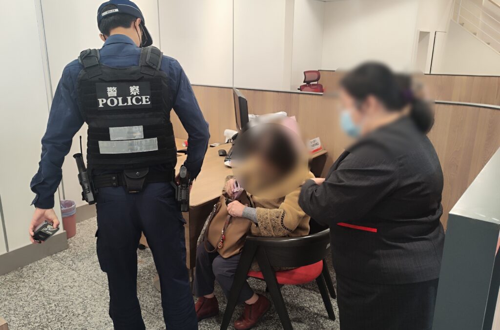 員警當場拆穿詐團伎倆           立德警阻詐五十四萬元