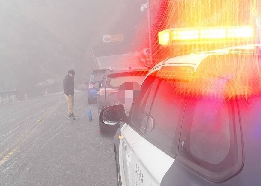 合歡山突降三月雪 民眾措手不及 仁愛警即刻救援
