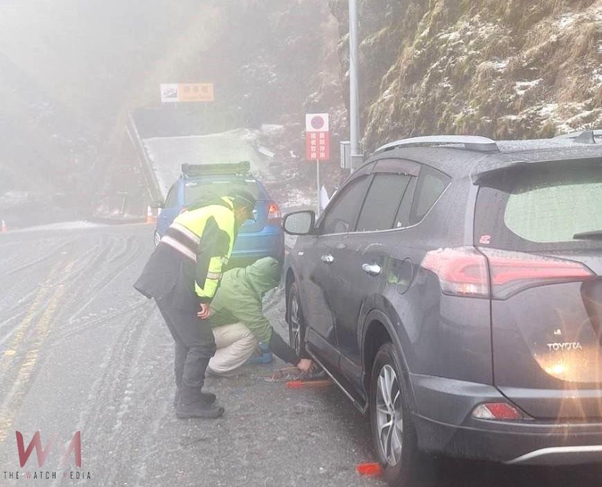 合歡山突降三月雪 民眾措手不及 仁愛警即刻救援 - https://www.watchmedia01.com