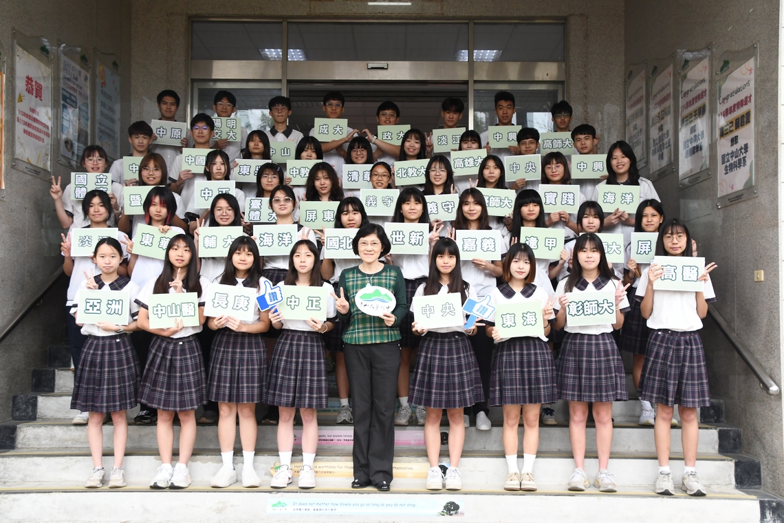 圖/中山大學附中114學年度大學繁星推薦45名學生榮登金榜。校長陳修平(第一排中)與上榜同學合影。(記者陳雯萍翻攝)