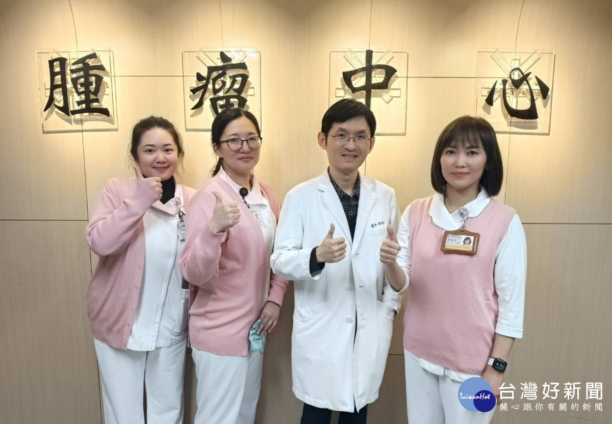頭頸癌病友放療後   須定期追蹤頸動脈狹窄（耳鼻喉科鄭爵儀主任（右二）、癌症中心護理長郭昭岑（右一））