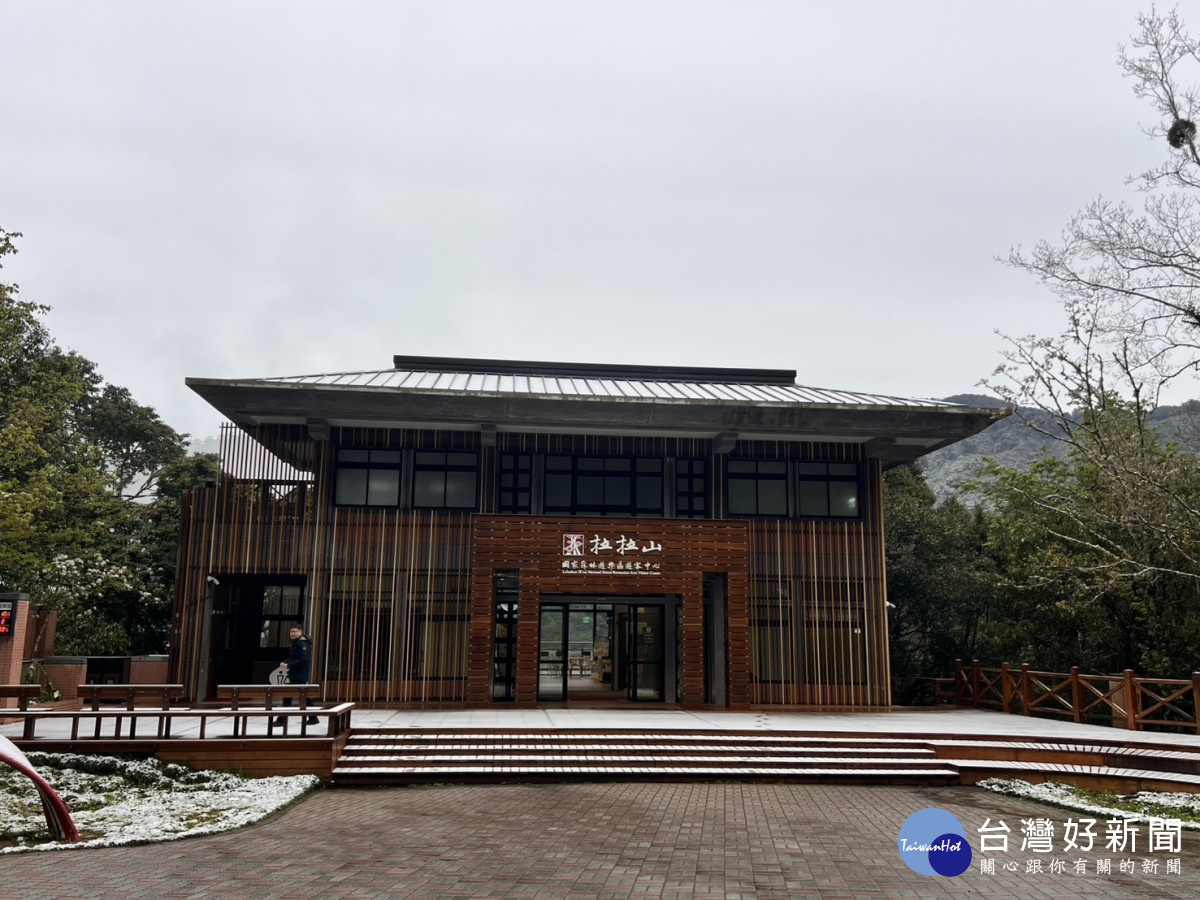 桃園市復興區的拉拉山上巴陵地區的民眾及遊客起床後發現地面出現積雪。