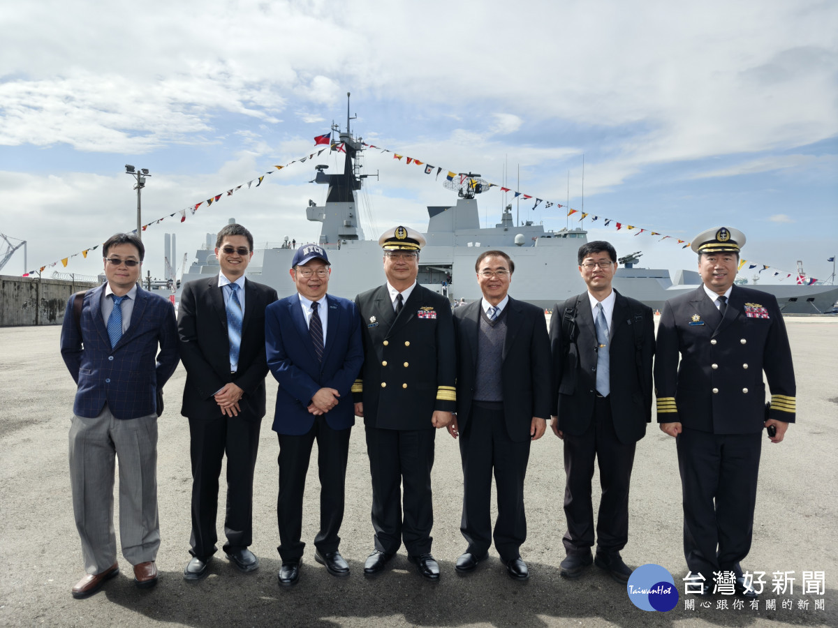陽明交大林奇宏校長、唐震寰副校長受邀至磐石艦訪視。