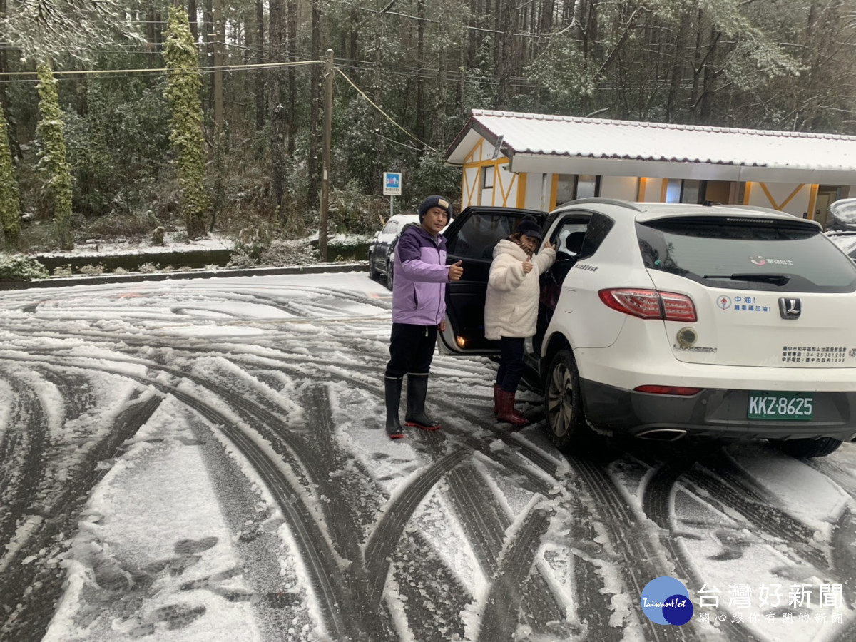 「梨山一路」幸福巴士變成雪地公車，接送四大部落的民眾。