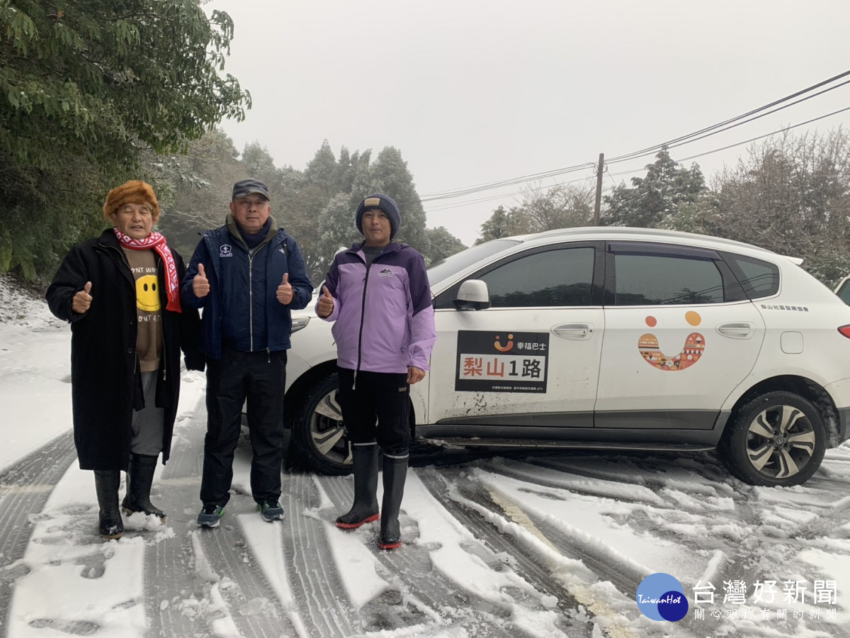 梨山幸福巴士駕駛賴芸杰(右)梨山里長賴盛功等人,關心搭車乘客與員工。
