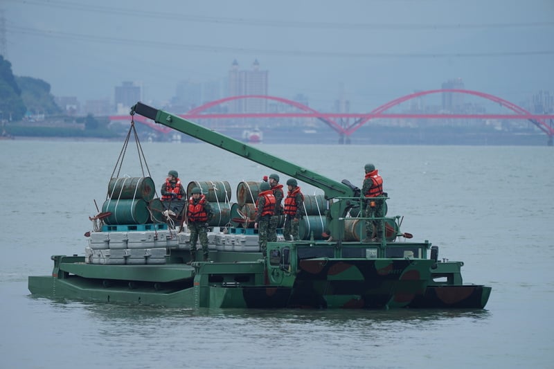 為應對中共近年在台灣周邊海空域進行灰色地帶襲擾,且不排除透過「由演轉戰」模式對台攻擊,國軍18日執行第2天的「立即備戰操演」,操作M3浮門橋車上於淡水河口擺放阻絕設施。 中央社