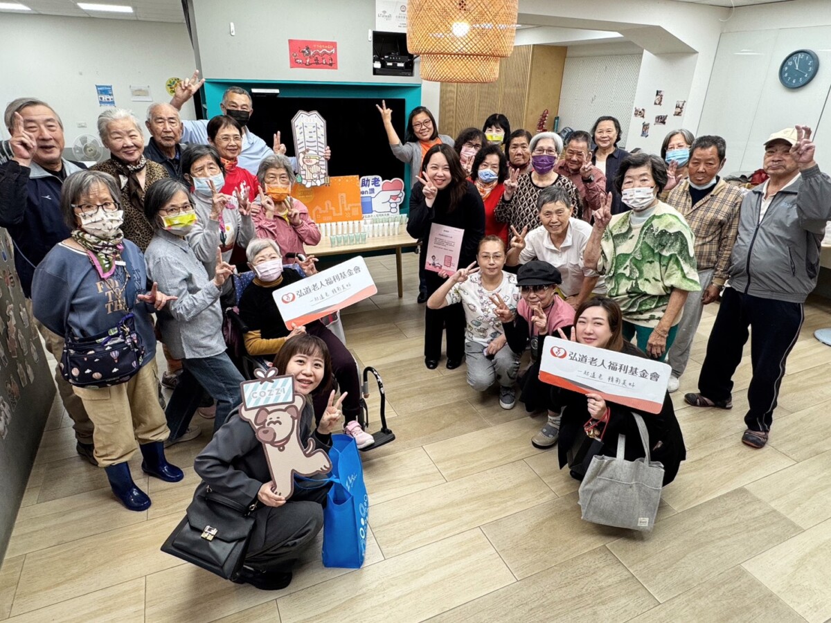▲和逸飯店高雄館偕弘道老人福利基金會齊做公益，捐贈240組沐浴用品，向社區長者傳遞關懷之意。（圖/和逸飯店提供）
