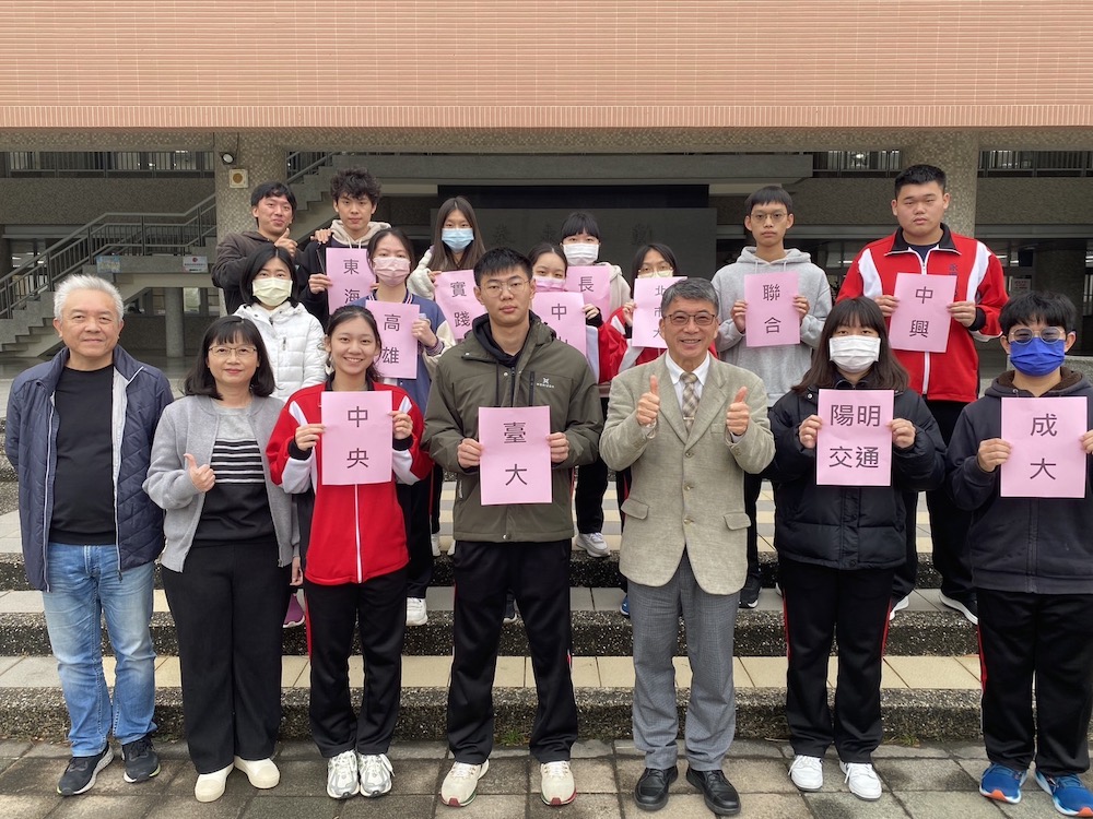 永慶高中在郭春松校長（右三）帶領下，114年繁星推薦成績創新佳績。（圖/永慶高中提供）