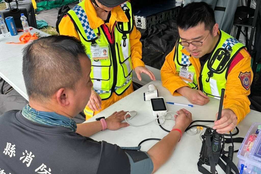 ▲彰基特搜醫療組醫師於搜救隊出勤前，需逐一評估出隊人員健康狀況，確保人員能有足夠量能進行救災任務。（彰基醫院提供）