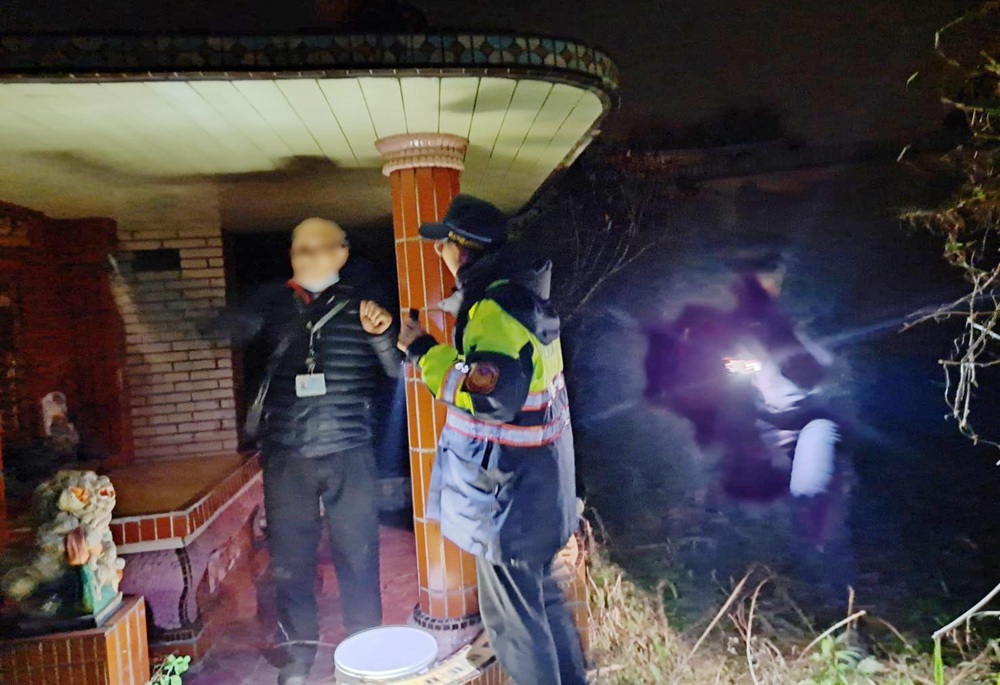 墓仔埔也敢去 女警膽大墓地尋回迷路老人 199 248250318a05