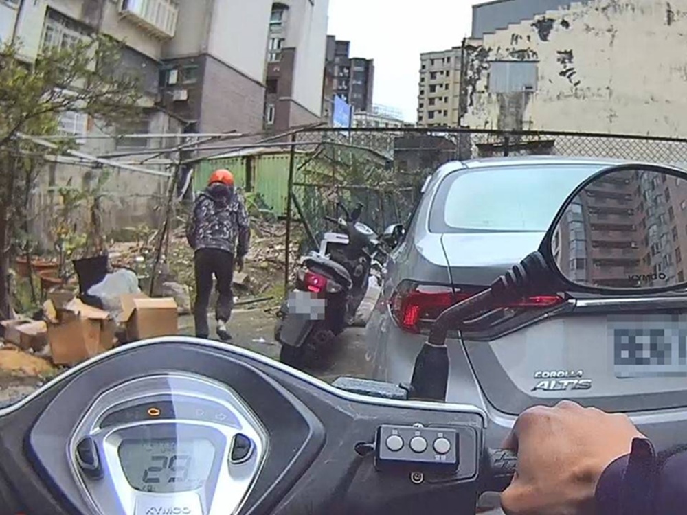 騎車落跑棄車狂奔 警猛追通緝男無尾巷趴下就逮 226 cnews204250318a05