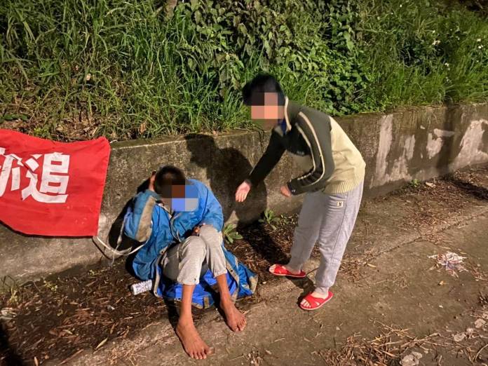 男子喝茫路邊倒頭就睡 大園警曝:不是第一次 55 335521 0