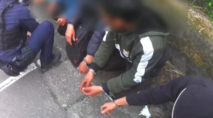 八德警攔查超載車輛 查獲6名失聯越南籍移工 52 S 29466638 0