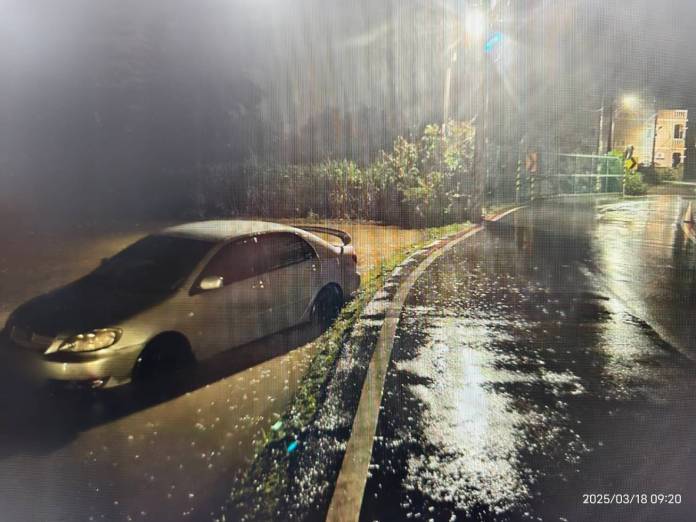 雨夜驚魂!八德女駕駛視線不佳誤駛田裡驚險脫困 54 761156 0