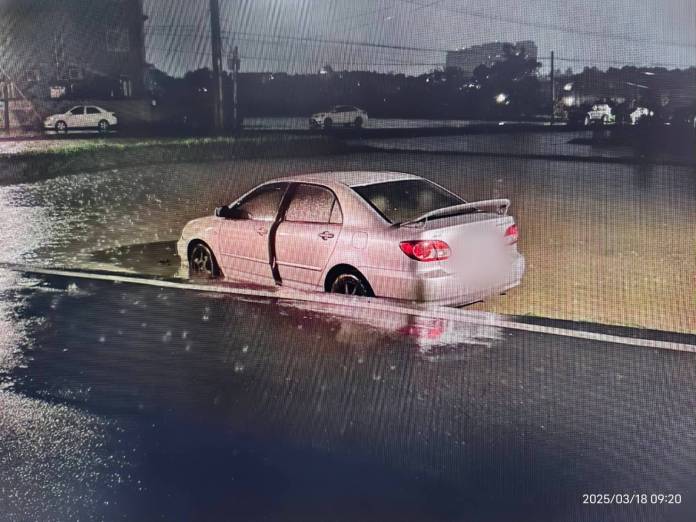 雨夜驚魂!八德女駕駛視線不佳誤駛田裡驚險脫困 55 761157 0