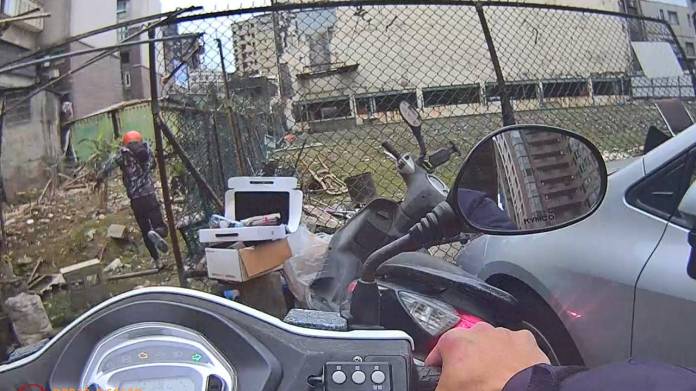 騎士拒檢違規逃逸 警方追4分鐘成功逮通緝犯 53 2098095 0