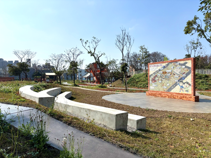 讓孩子與大自然為友 楊梅四維兒童公園全新遊戲場亮相 76 圖8.解說牆休憩座椅區