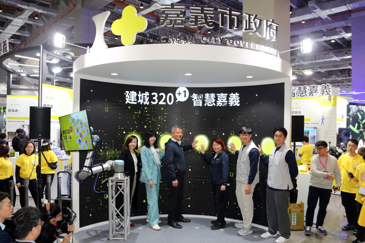 嘉義市政府主題館「建城320+1 智慧嘉義」由黃敏惠市長(右三)、林瑞彥副市長(左三)、智慧科技處郭軒志處長、觀光新聞處張婉芬處長、文化局謝育哲局長與嘉義市顏翎熹議員(左二)共同揭開序幕!(記者 施立偉 攝)