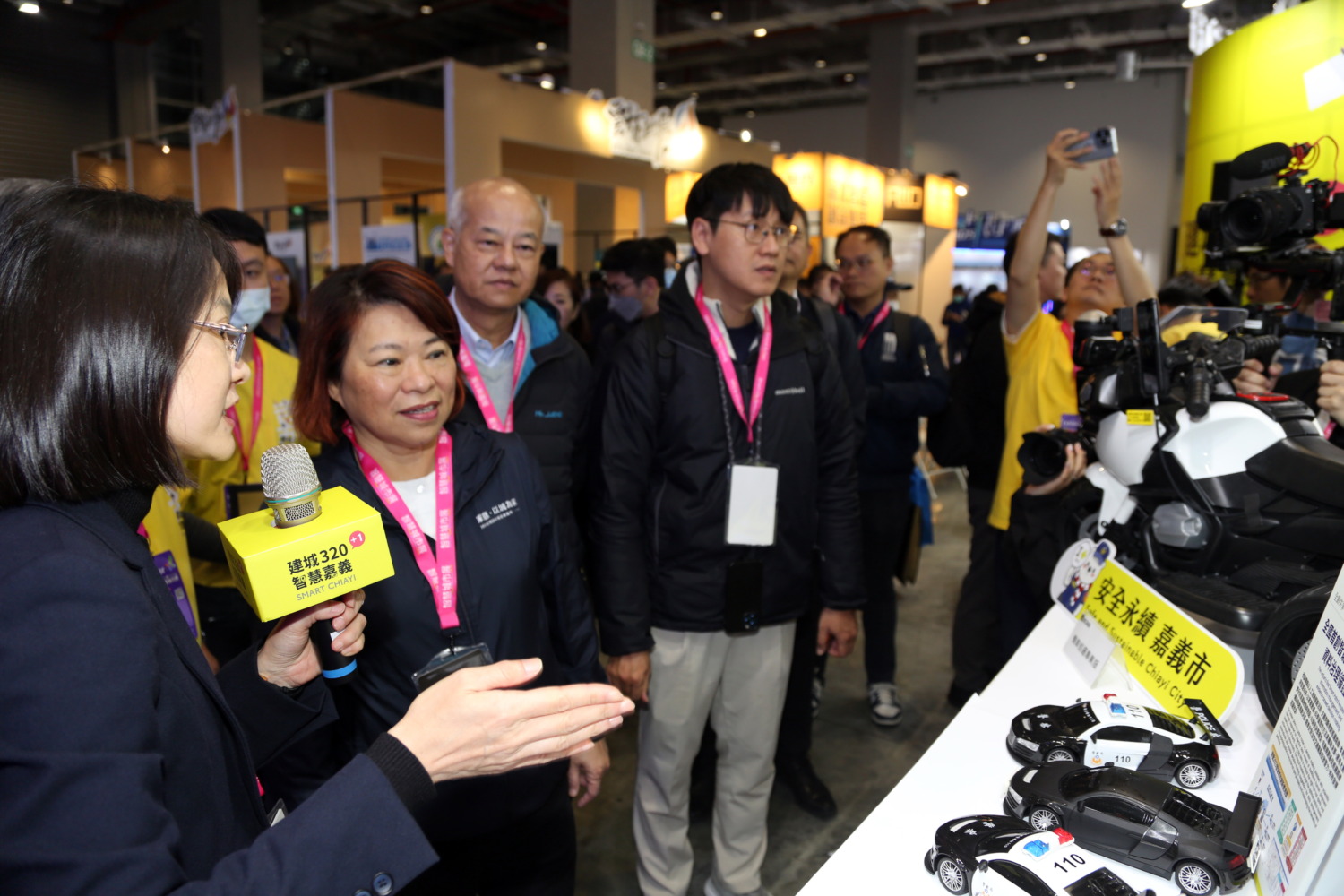 警察局曾紀秀科長向黃敏惠市長介紹創新應用「AI智能巡警」。(記者 施立偉 攝)