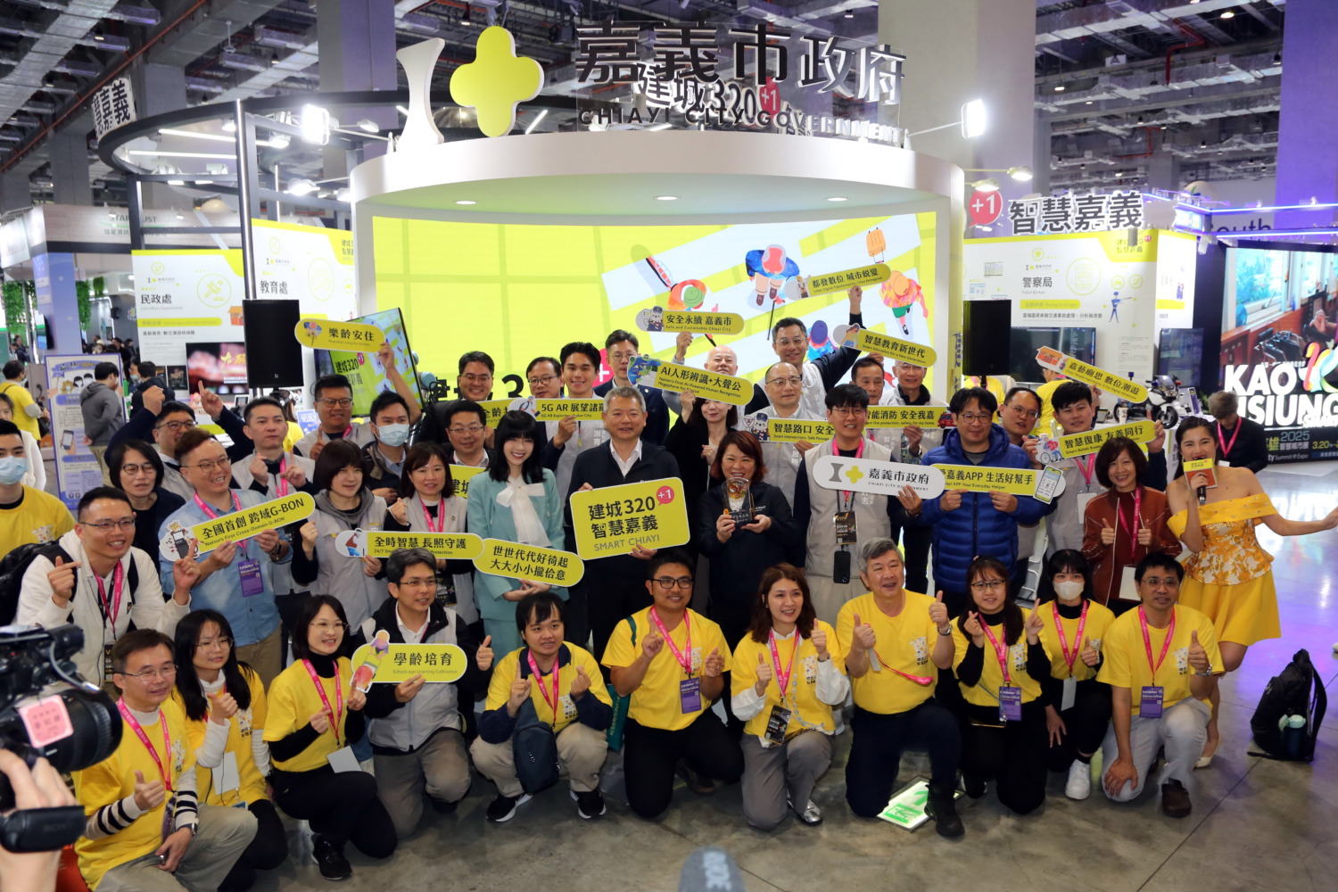 嘉義市「建城320+1 智慧嘉義」首登智慧城市展,黃敏惠市長率領13個單位暨所屬機關聯合展出。(記者 施立偉 攝)
