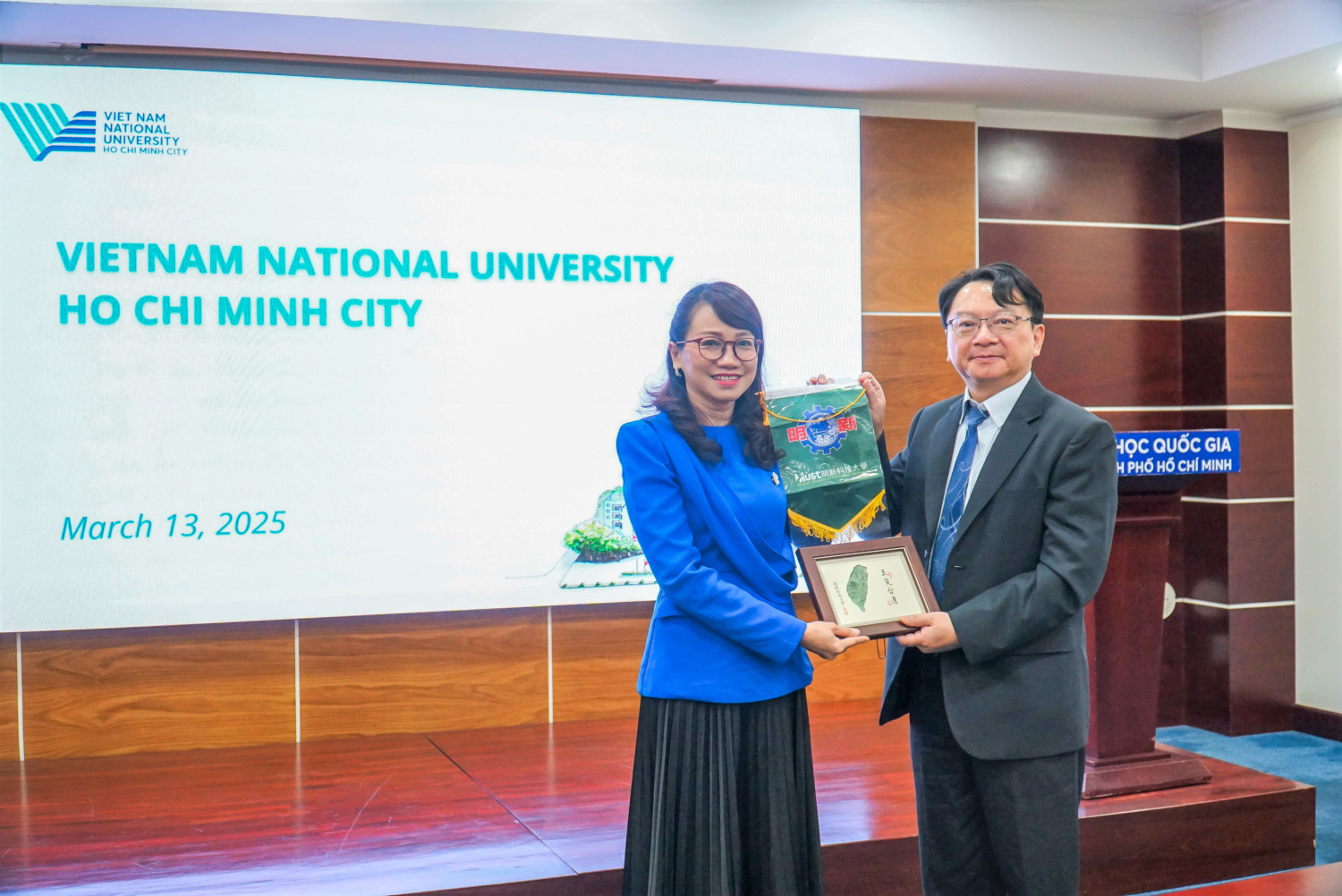 明新科技大學校長呂明峯(右)率團赴越南進行半導體人才培育交流,獲胡志明市國家大學副校長阮氏清梅(左)盛情接待,雙方簽署合作備忘錄,深化台越產學合作。(圖/記者林照東翻攝)
