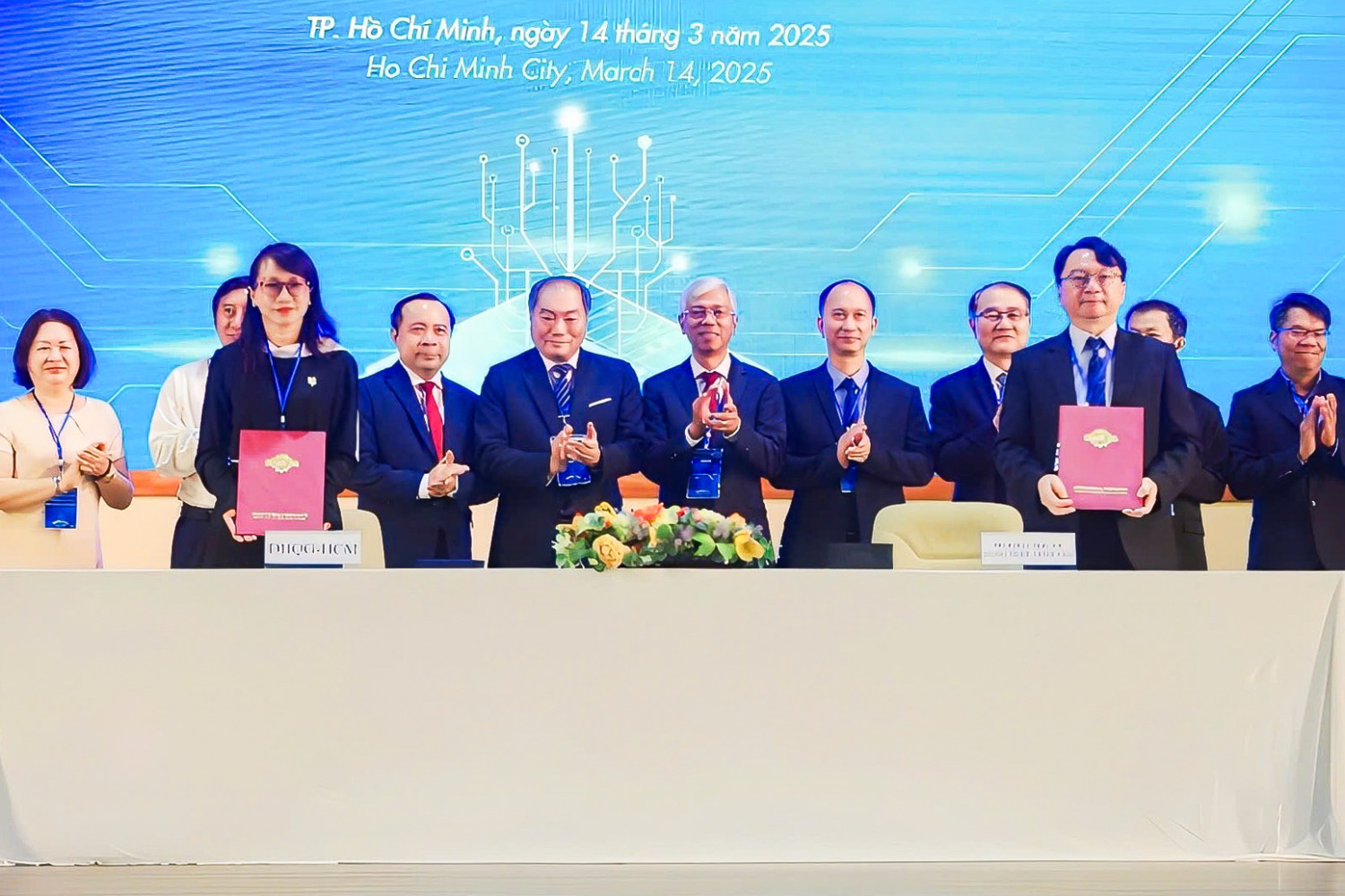 明新科技大學校長呂明峯(前排右)與胡志明市國家大學副校長阮氏清梅(前排左)於該校舉辦的「半導體先進封裝論壇」中,共同簽署半導體教育交流合作備忘錄(MOU),攜手推動人才培育與產學合作。(圖/記者林照東翻攝)