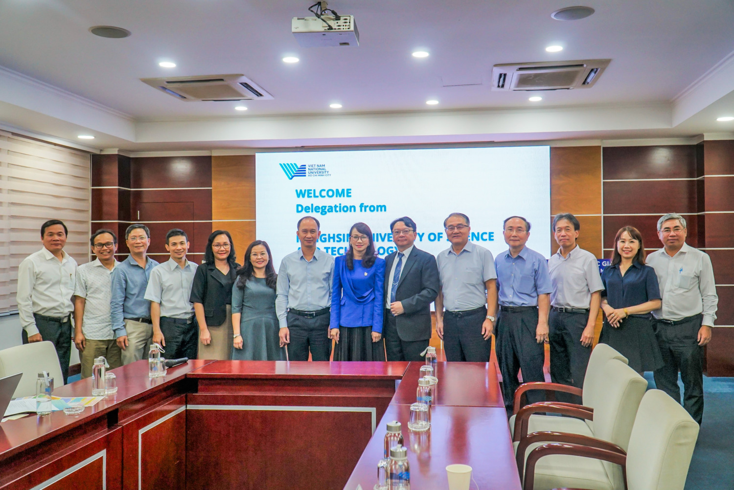 明新科技大學作為教育部新型專班越南基地總召學校,校長呂明峯特率訪問團前往越南胡志明市國家大學進行學術與產業交流,分享半導體基地人才培育模式,促進台越產學合作與技術交流。(圖/記者林照東翻攝)