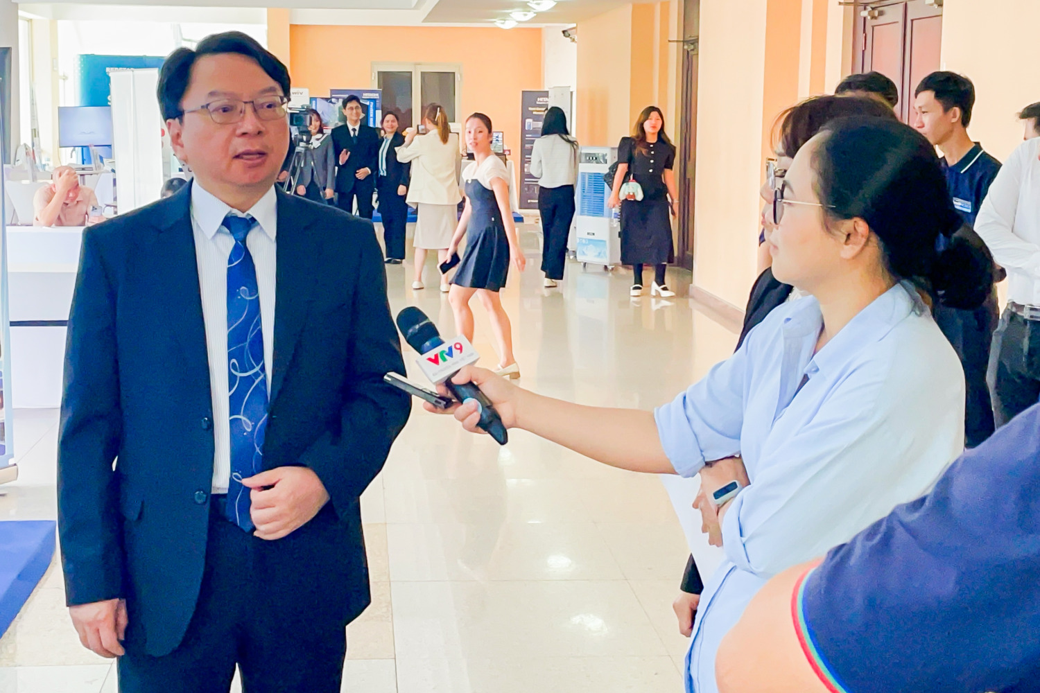 明新科技大學校長呂明峯(左)前往越南,出席胡志明市國家大學舉辦的「半導體先進封裝論壇」,並接受越南當地媒體專訪,分享台灣半導體人才培育經驗與國際產學合作願景。(圖/記者林照東翻攝)
