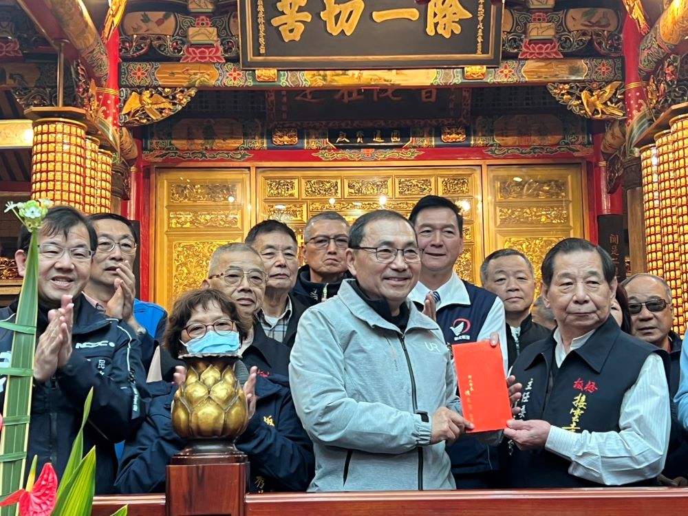 《圖說》侯友宜市長代表市府致贈接雲寺香油錢,為市民祈福。〈民政局提供〉