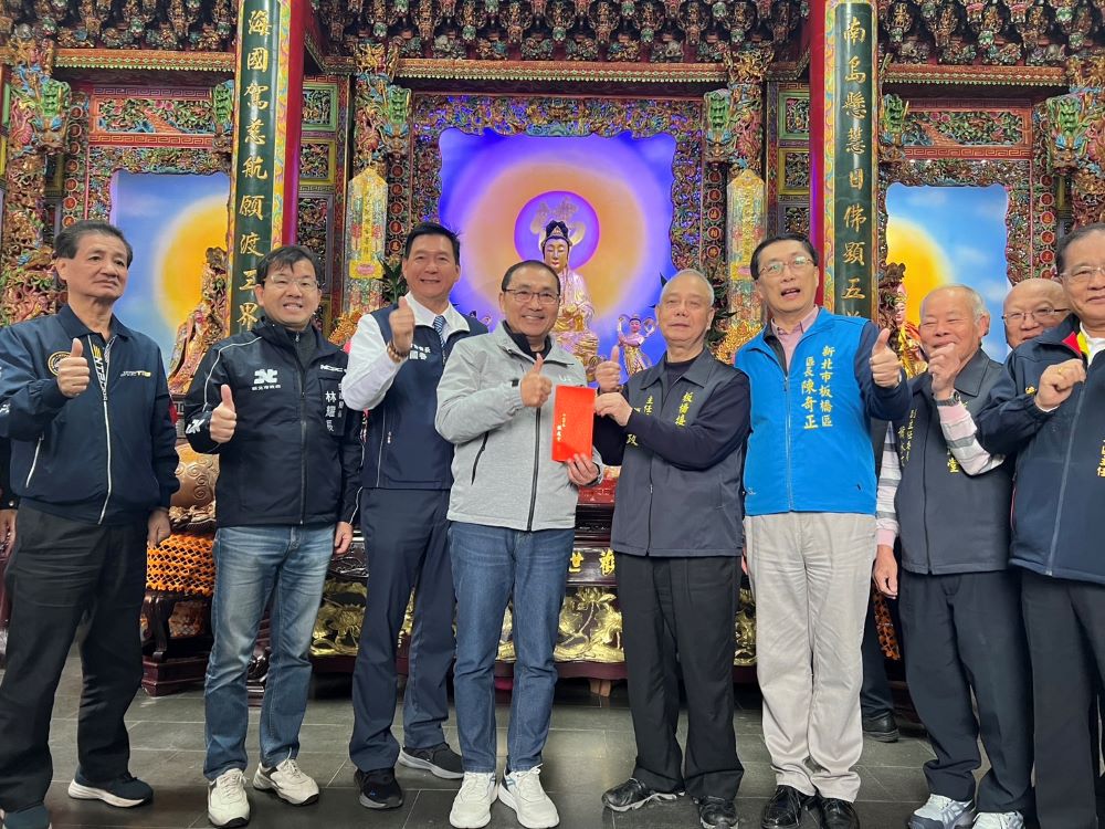 《圖說》侯友宜前往接源堂參拜代表市府致贈香油錢,為市民祈福。〈民政局提供〉