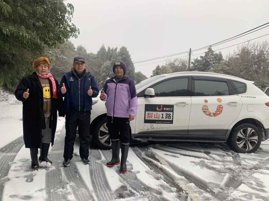 梨山3月飄瑞雪    中市幸福巴士照常行駛超暖心