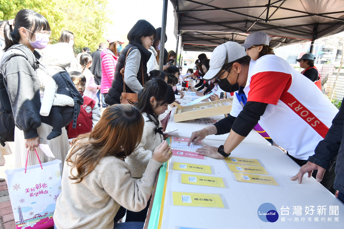 典禮後幼兒參加防災親子闖關遊戲，學習防災知識。圖／彰化縣政府提供