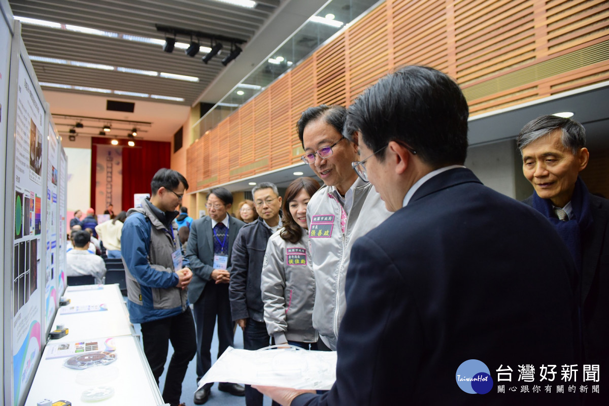 桃園市長張善政與青年局長侯佳齡等人,聆聽中原大學產學長張雍說明薄膜研發技術。
