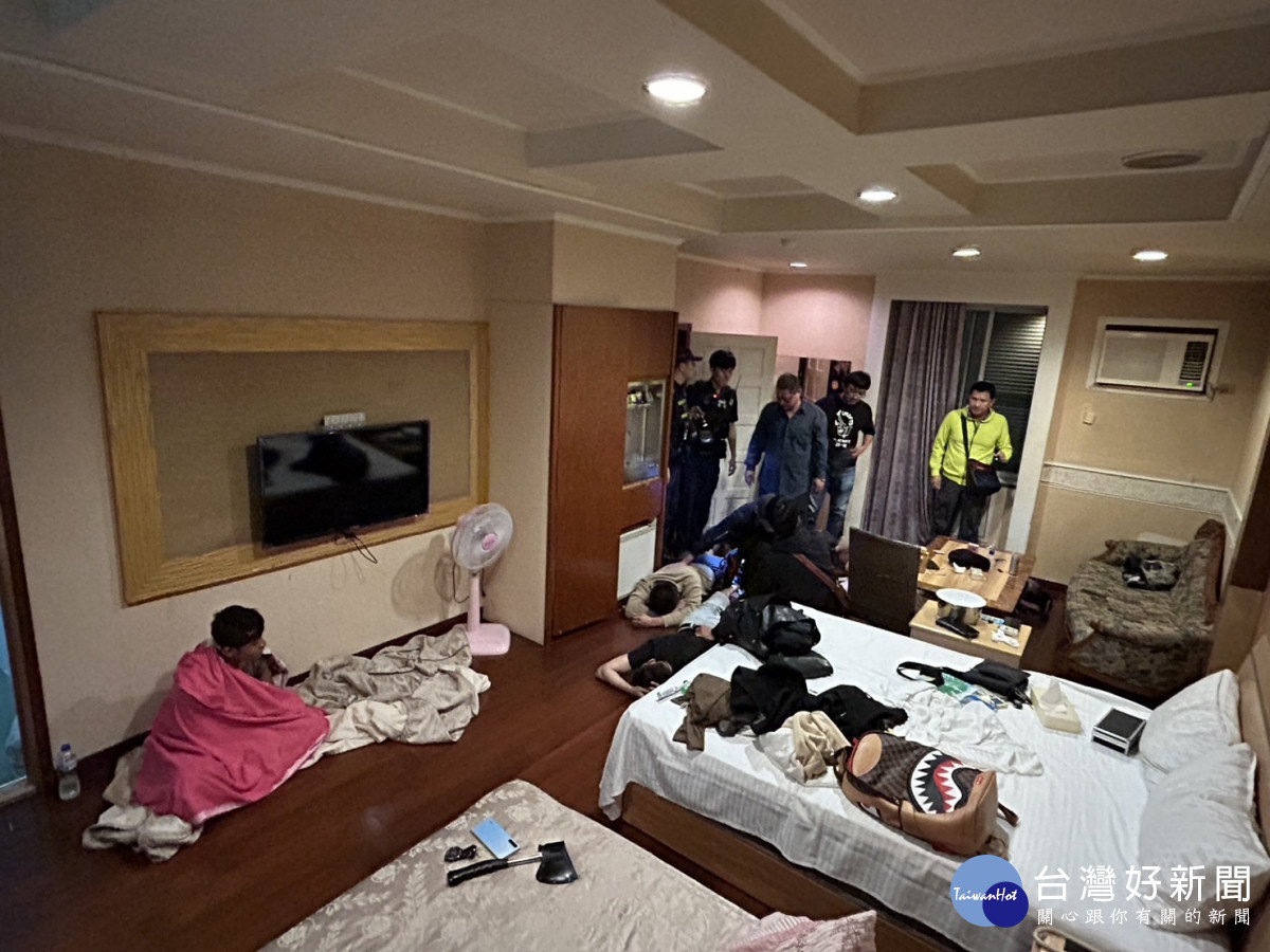 雲林檢警在斗六市某汽車旅館內，逮捕越南籍黎男等6人／雲林地檢署提供