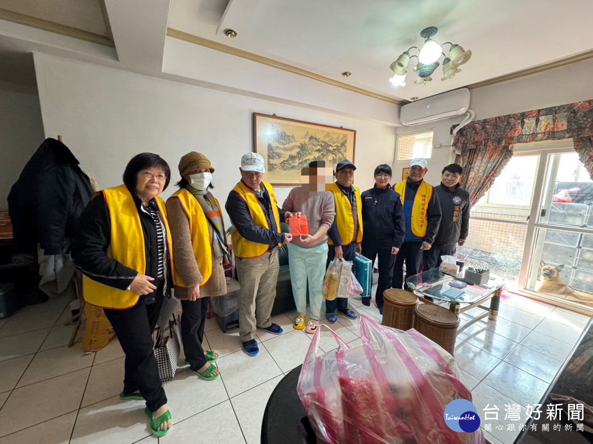 楊梅警偕善團關懷身障弱勢家庭渡難關。<br /><br /> <br /><br /> 