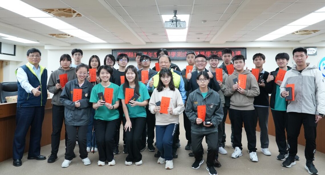 馬公高中114年學測成績亮眼 陳光復表揚優秀學子