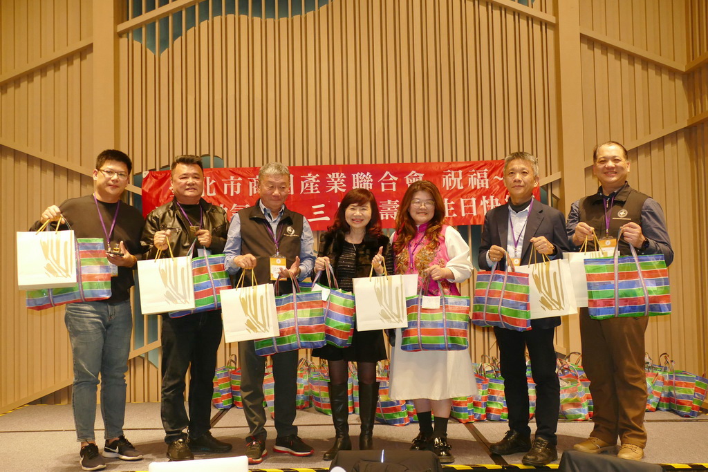 ▲南投縣商圈產業觀光文化聯合會與臺灣商圈產業觀光發展聯合總會六都地區的商圈聯合總會各區理事長。（記者蘇彩娥攝）