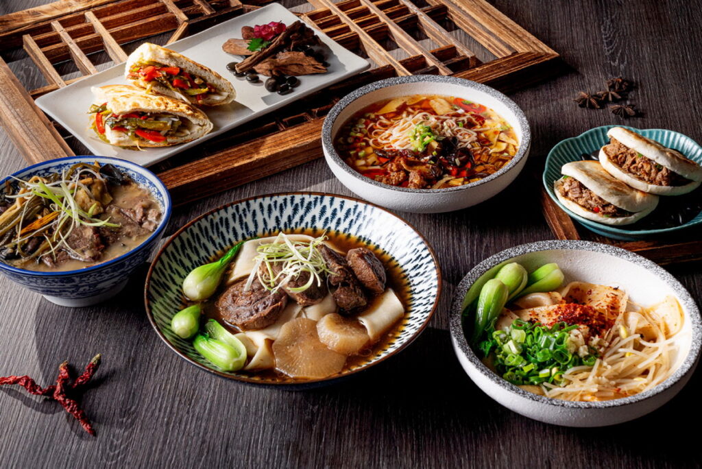 由馮主廚推出首波陝西經典麵食,包括油潑麵(ㄅㄧㄤˊㄅㄧㄤˊ麵)、老馮牛肉麵、漢民胡辣湯、鍋盔夾辣子、岐山臊子麵及肉夾饃。圖 / 板橋凱撒大飯店提供
