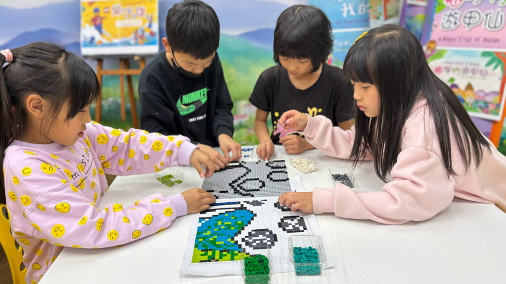 樂高專業認證大師黃彥智製作巨型共創「樂高雄」畫 邀600位學童能夠一起用積木共創畫作，最終完成的96塊版圖將於高雄衛武營藝術文化中心展出