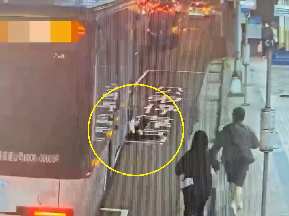 驚悚 婦人公車門夾腳被拖行逾20公尺 240 cnews204250319a06